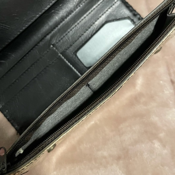 Beautiful Floral Trifold Wallet - Picture 4 of 6